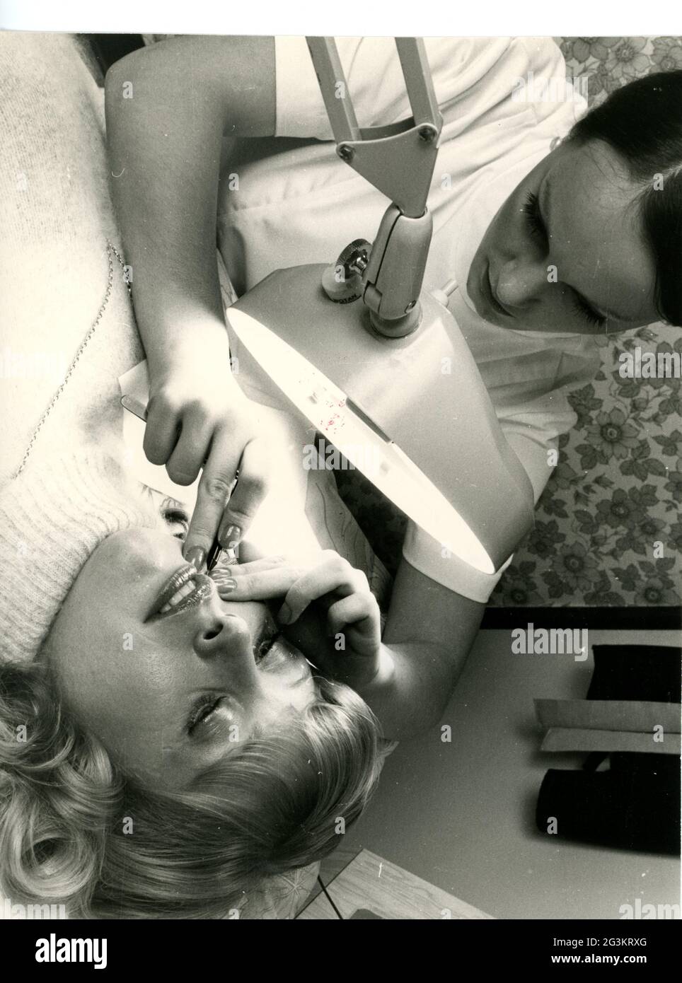 Cosmétiques, femme est composée par un maquilleur, 1970, DROITS-SUPPLÉMENTAIRES-AUTORISATION-INFO-NON-DISPONIBLE Banque D'Images