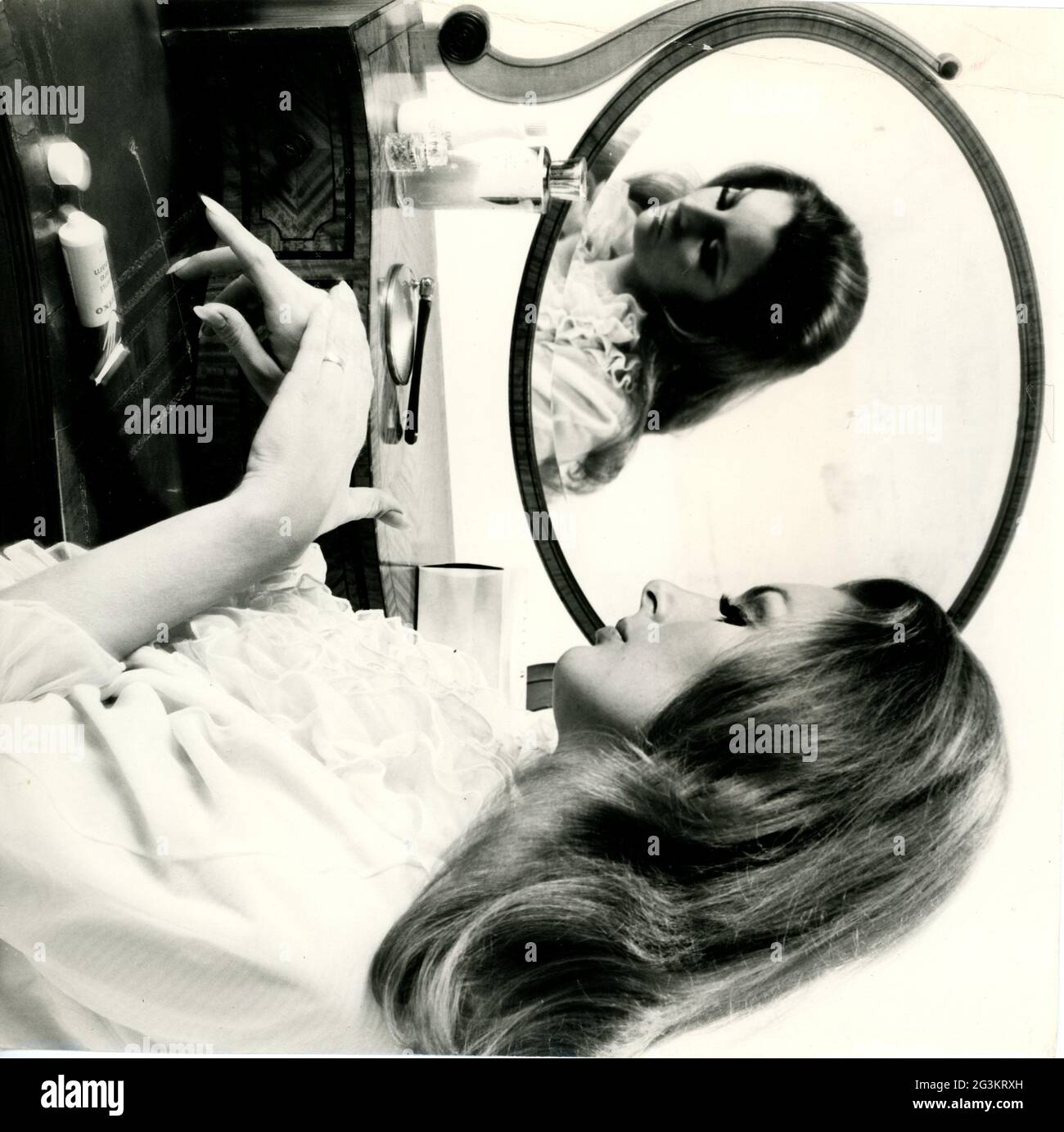Cosmétiques, jeune femme qui se crinait les mains, années 1960, DROITS-SUPPLÉMENTAIRES-AUTORISATION-INFO-NON-DISPONIBLE Banque D'Images