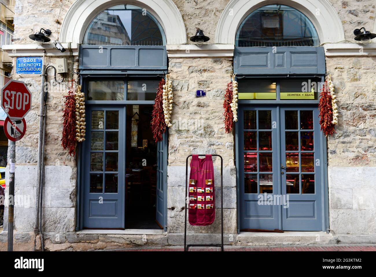 Restaurant Karamanlidika sur la rue Sokratous à Athènes, Grèce. Banque D'Images