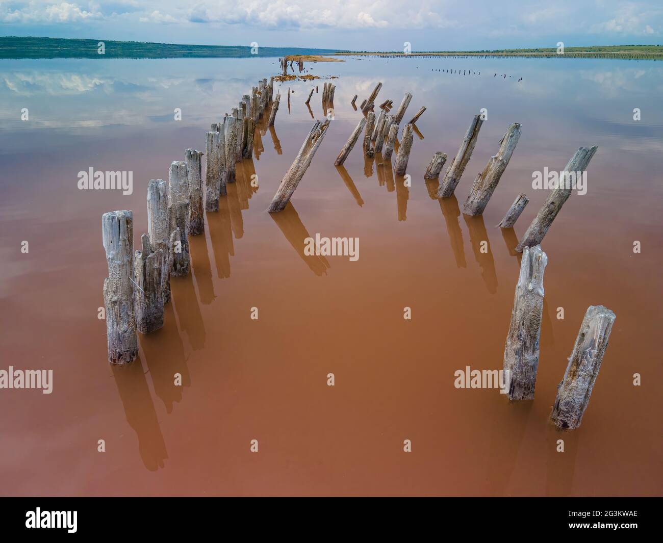 Estuaire d'eau salée près de Kuyalnik, Ukraine. Site populaire avec de l'eau salée rose Banque D'Images