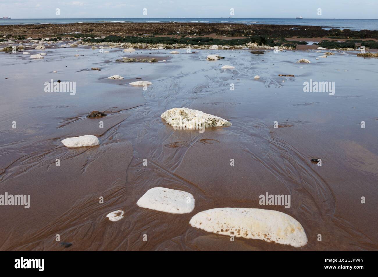 Pierres de craie blanches dans le sable à marée basse, plage de Botany Bay, Broadlars, Kent, Angleterre Banque D'Images