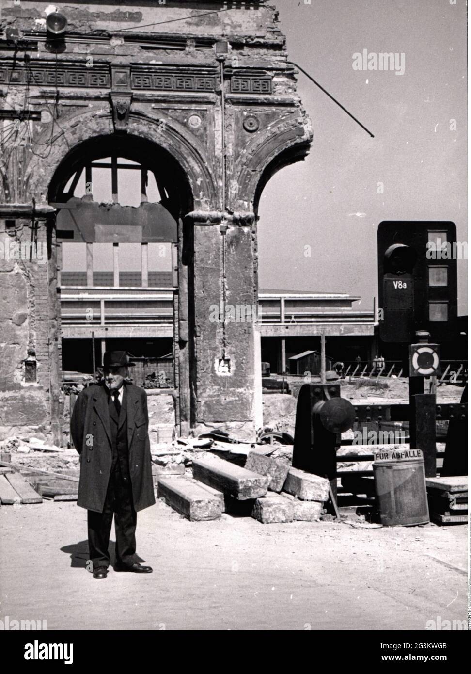 Période de l'après-guerre, personnes, vieil homme devant les ruines, 1945 - 1949, USAGE ÉDITORIAL EXCLUSIF Banque D'Images