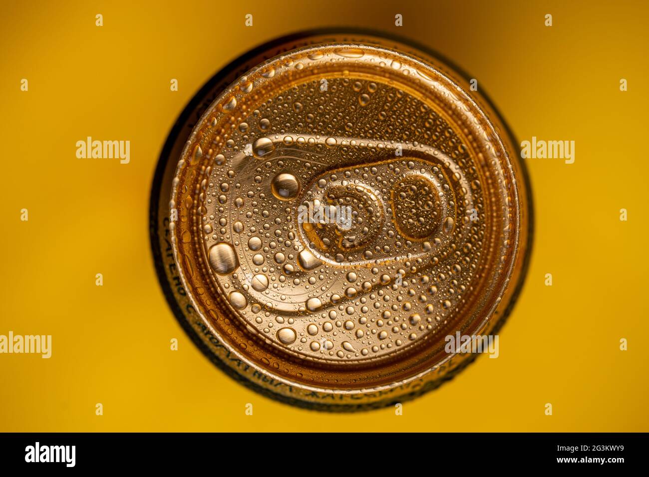 condensation sur une bière froide en métal sur fond jaune. vue de dessus. Banque D'Images