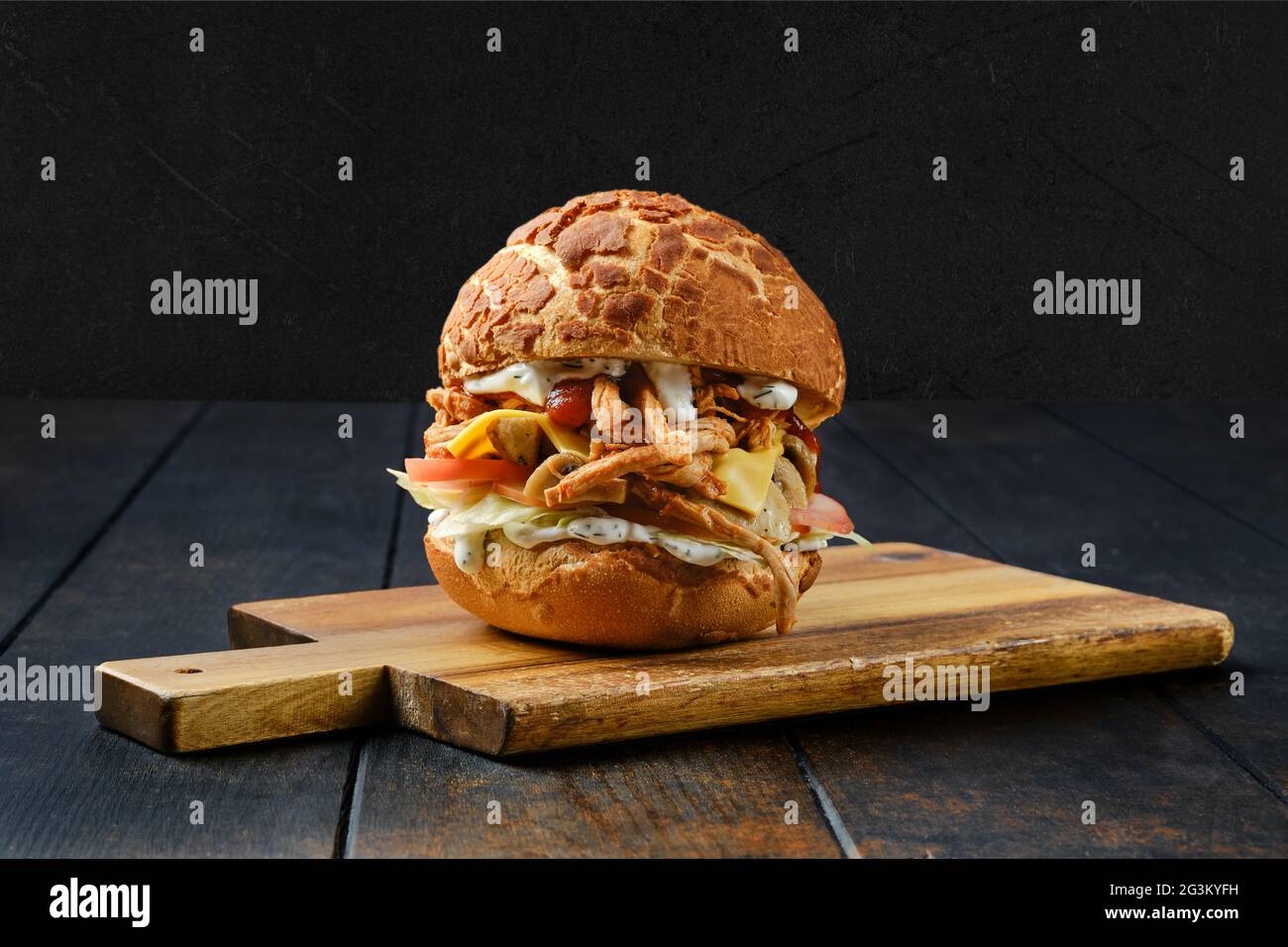 Grand hamburger avec bœuf tiré Banque D'Images