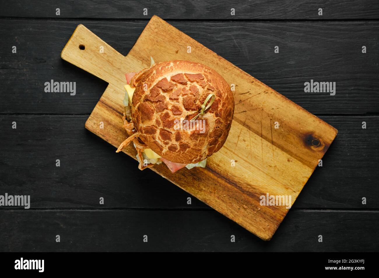 Vue en hauteur d'un grand hamburger avec bœuf tiré Banque D'Images