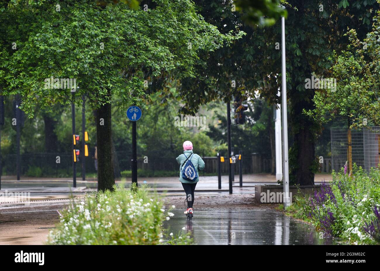 Brighton Royaume-Uni 17 juin 2021 - UN scooter à travers Valley Gardens à Brighton après une nuit de fortes pluies et de tempêtes de tonnerre dans le Sud-est : Credit Simon Dack / Alay Live News Banque D'Images