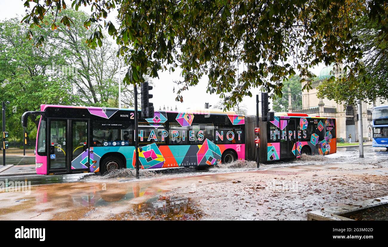 Brighton Royaume-Uni 17 juin 2021 - des bus traversent les eaux de crue sur les routes de Valley Gardens à Brighton après une nuit de fortes pluies et de tempêtes de tonnerre dans le Sud-est : Credit Simon Dack / Alay Live News Banque D'Images