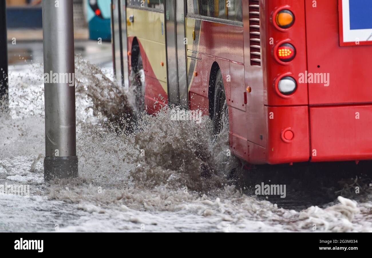 Brighton Royaume-Uni 17 juin 2021 - des bus traversent les eaux de crue sur les routes de Valley Gardens à Brighton après une nuit de fortes pluies et de tempêtes de tonnerre dans le Sud-est : Credit Simon Dack / Alay Live News Banque D'Images