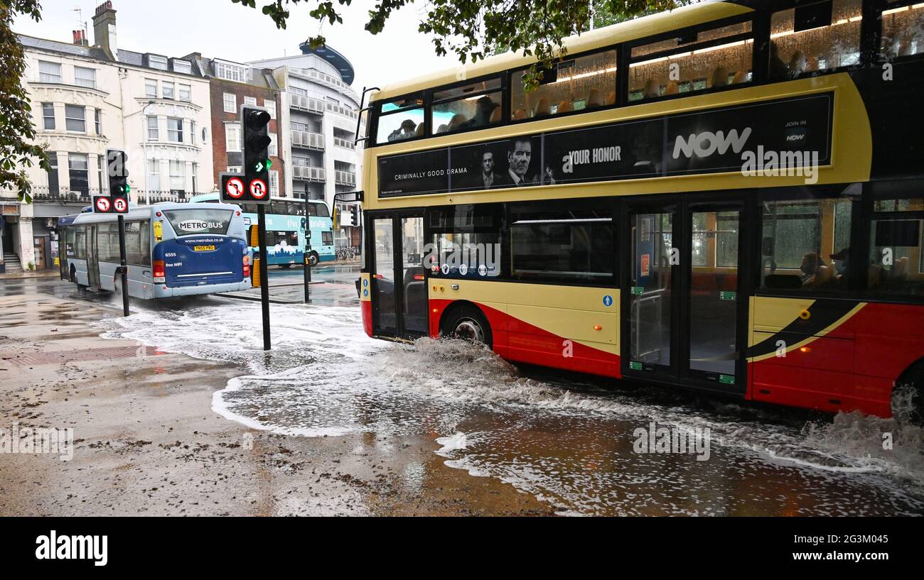 Brighton Royaume-Uni 17 juin 2021 - des bus traversent les eaux de crue sur les routes de Valley Gardens à Brighton après une nuit de fortes pluies et de tempêtes de tonnerre dans le Sud-est : Credit Simon Dack / Alay Live News Banque D'Images