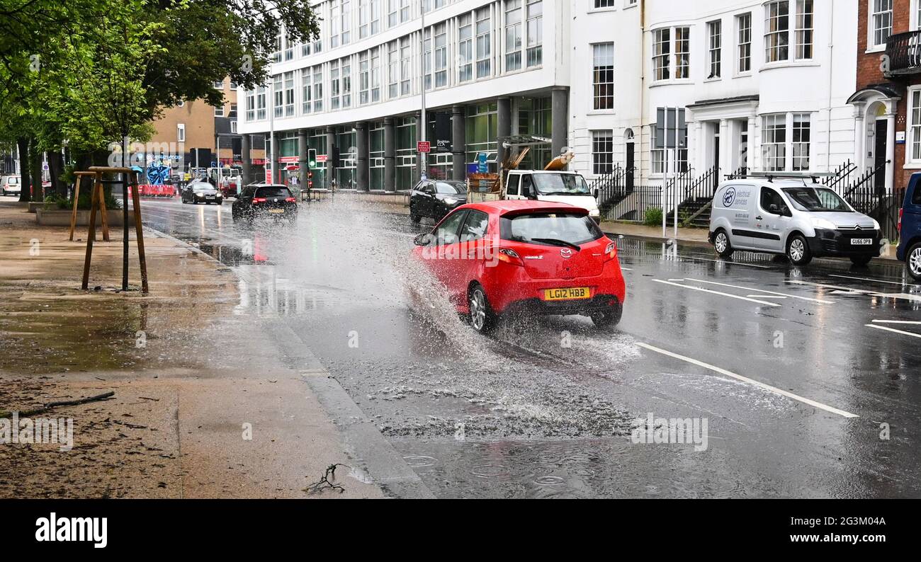 Brighton Royaume-Uni 17 juin 2021 - des voitures traversent les eaux de crue sur les routes de Valley Gardens à Brighton après une nuit de fortes pluies et de tempêtes de tonnerre dans le Sud-est : Credit Simon Dack / Alay Live News Banque D'Images