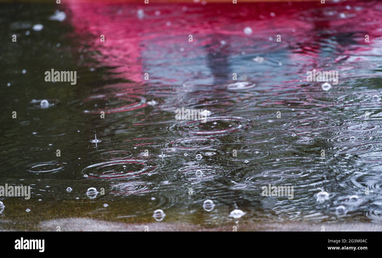 Brighton Royaume-Uni 17 juin 2021 - des voitures traversent les eaux de crue sur les routes de Valley Gardens à Brighton après une nuit de fortes pluies et de tempêtes de tonnerre dans le Sud-est : Credit Simon Dack / Alay Live News Banque D'Images