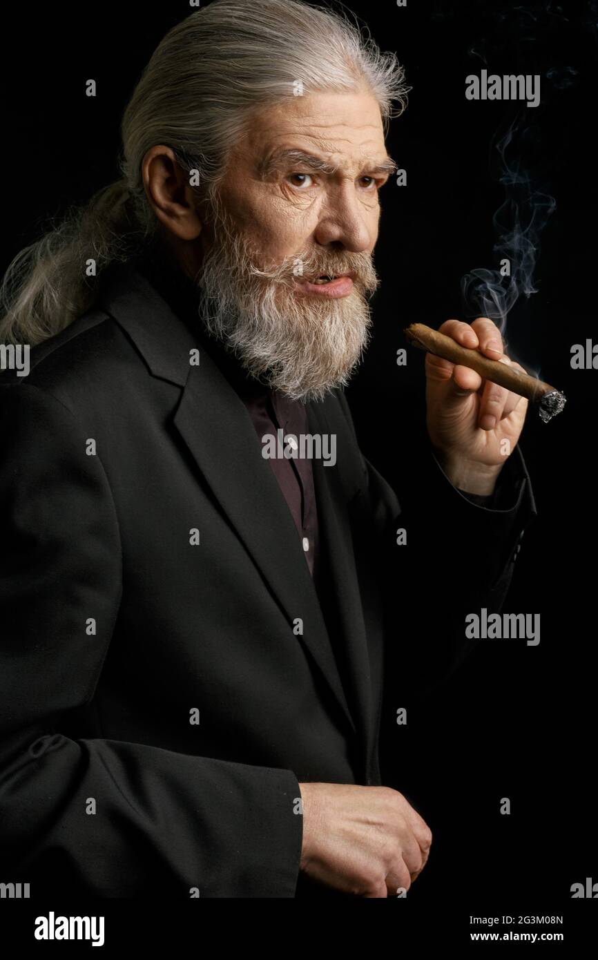Vieil homme aux longs cheveux gris Banque de photographies et d'images à  haute résolution - Alamy