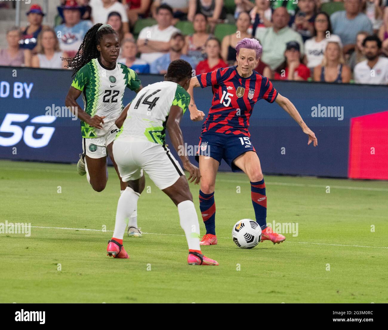 Austin, Texas, Etats-Unis, juin 16 2021: MEGAN RAPINOE (15) des Etats-Unis défie CHIDINMA OKEKE (14) du Nigeria en tant que l'équipe nationale des femmes des Etats-Unis (USWNT) bat le Nigeria, 2-0 dans le match inaugural du nouveau stade Q2 d'Austin. L'équipe féminine des États-Unis, favorite des Jeux olympiques, met fin à une série de matchs d'été pour se préparer aux Jeux de Tokyo. Crédit : Bob Daemmrich/Alay Live News Banque D'Images