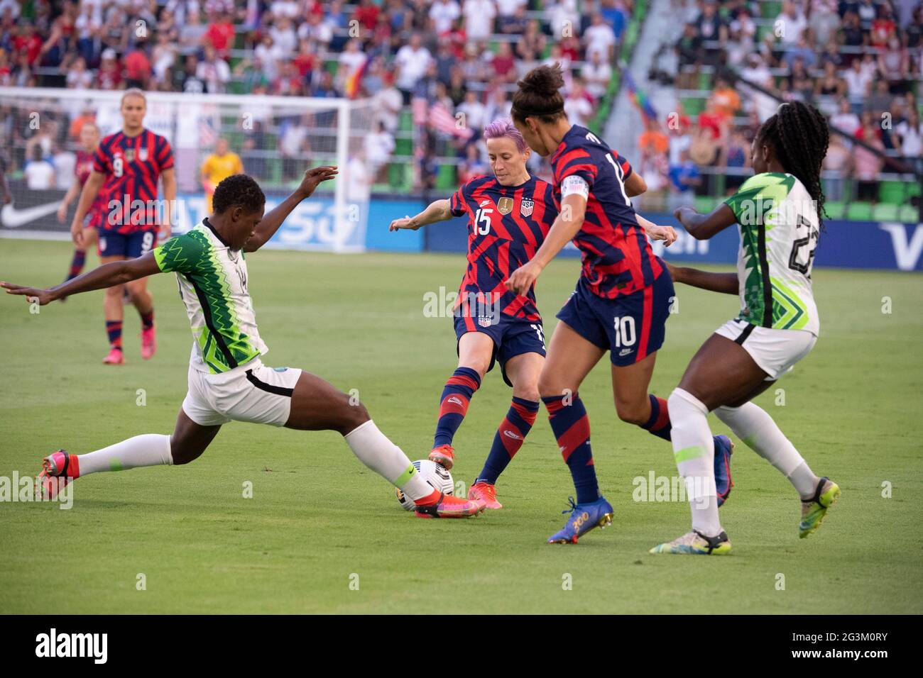 Austin, Texas, Etats-Unis, juin 16 2021 : MEGAN RAPINOE (15) et CARLI LLOYD (10) tentent d'échapper à deux défenseurs nigérians dans la première moitié de la victoire 2-0 de l'équipe nationale féminine américaine (USWNT) sur le Nigeria, lors du premier match au stade Q2 d'Austin. L'équipe féminine des États-Unis, favorite des Jeux olympiques, met fin à une série de matchs d'été pour se préparer aux Jeux de Tokyo. La presse a marqué un but dans la victoire pour USA Soccer. Les défenderesses sont CHIDINMA OKEKE (14) et MICHELLE ALOZIE (22) du Nigeria. Crédit : Bob Daemmrich/Alay Live News Banque D'Images