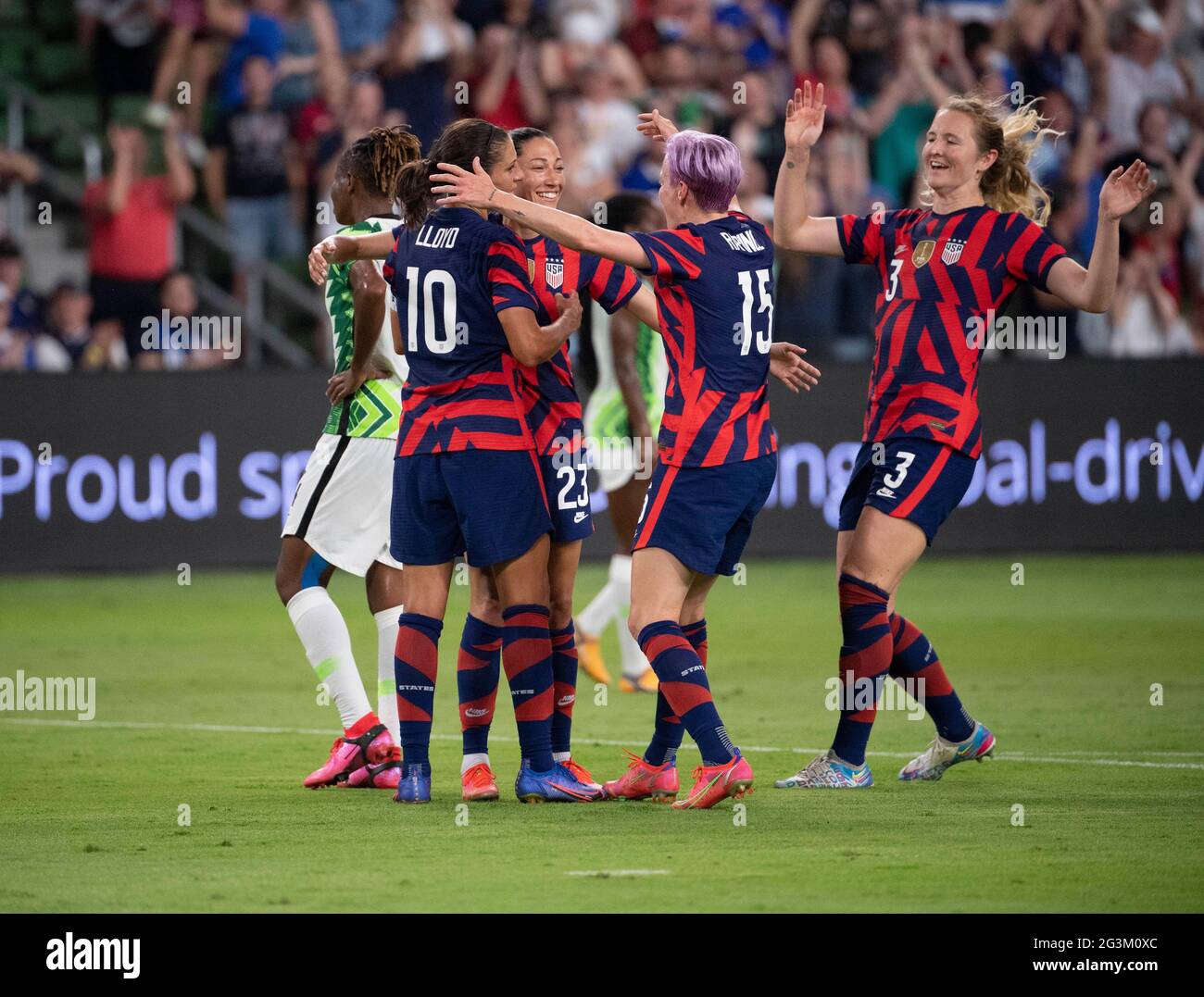 Austin, Texas, Etats-Unis, juin 16 2021: Les joueurs CARLI LLOYD (10), MEGAN RAPINOE (15) et SAMANTHA MEWIS (3) saluent CHRISTEN PRESS (23) après son premier but comme l'équipe nationale des femmes des Etats-Unis (USWNT) bat le Nigeria, 2-0 dans le match inaugural du nouveau stade Q2 d'Austin. L'équipe féminine des États-Unis, favorite des Jeux olympiques, met fin à une série de matchs d'été pour se préparer aux Jeux de Tokyo. Crédit : Bob Daemmrich/Alay Live News Banque D'Images