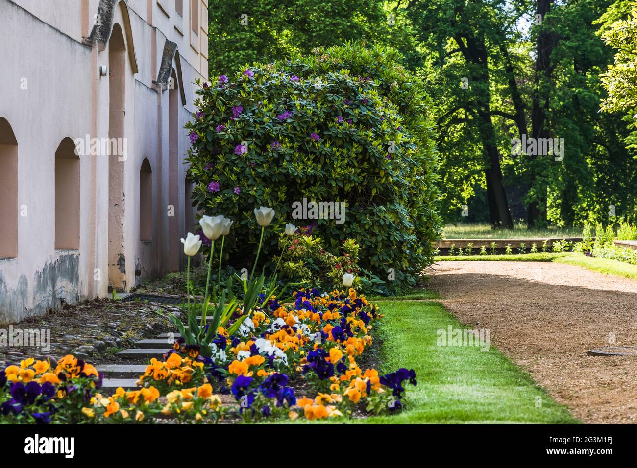 Lit de fleurs sur le côté d'un château dans un parc de campagne Banque D'Images