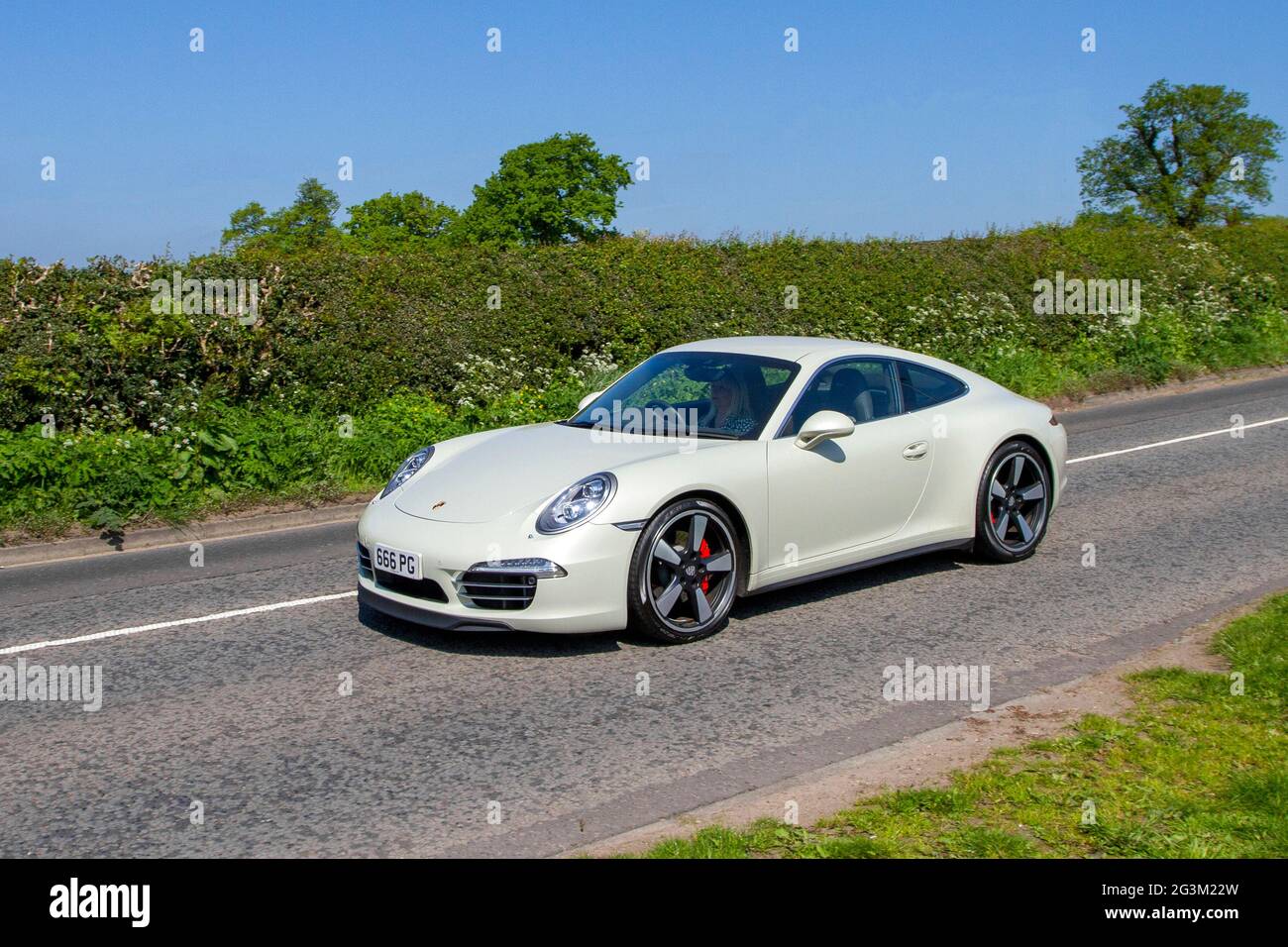 2014 gris blanc Porsche 911 50 édition anniversaire S-A, 3800cc coupé essence en route vers Capesthorne Hall Classic May car show, Cheshire, Royaume-Uni Banque D'Images