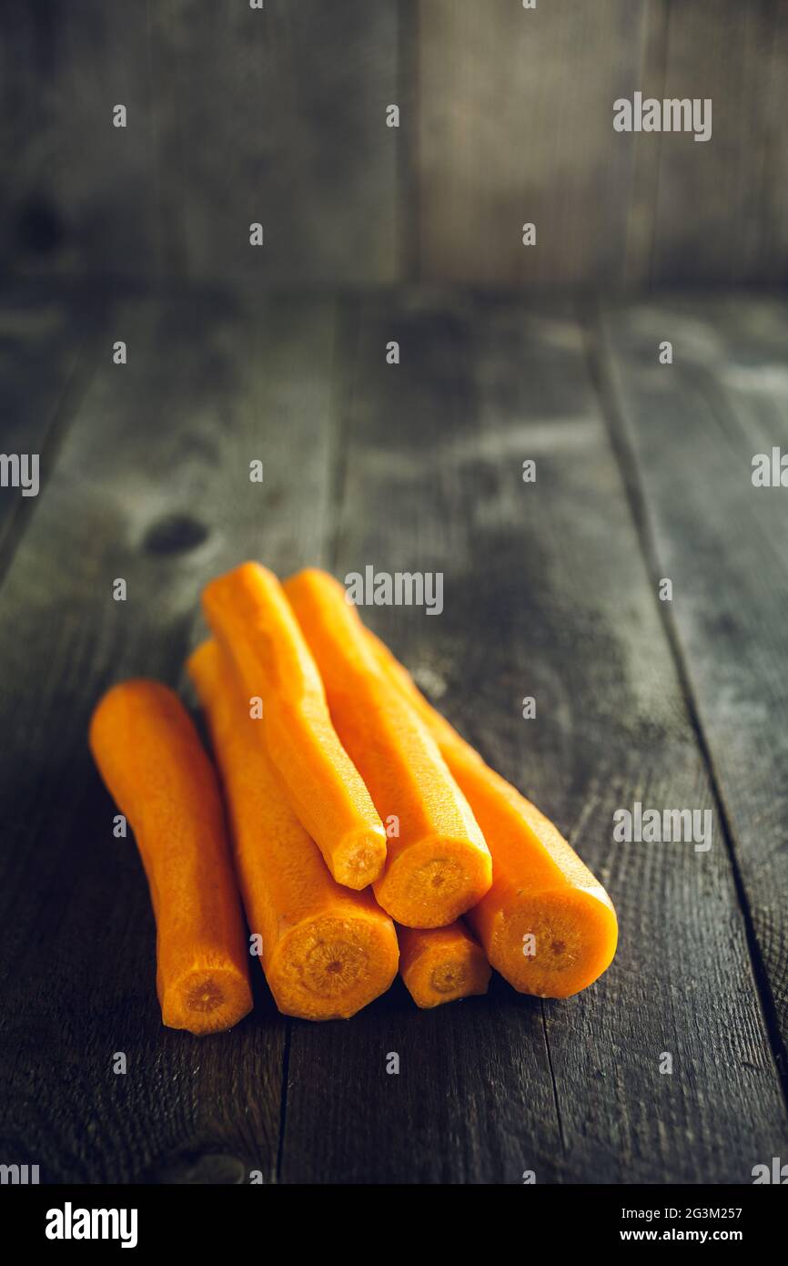 Carottes pelées sur une table en bois Banque D'Images