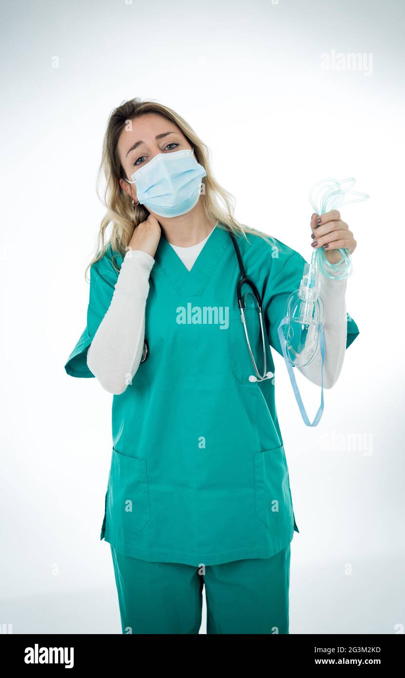 Portrait d'un médecin épuisé dans un masque de protection tenant un ventilateur non invasif. Stress émotionnel des travailleurs de la santé de première ligne, COVID-1 Banque D'Images