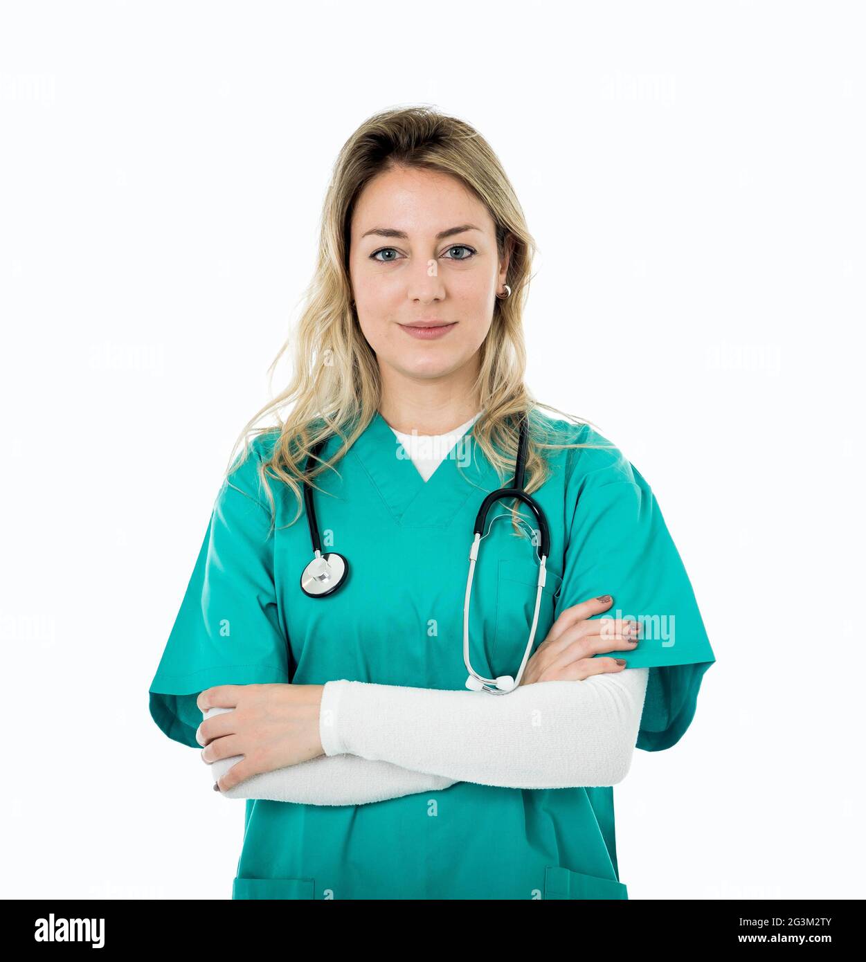 Young beautiful smiling medical professional femme médecin ou infirmière holding stethoscope en vert frotte contre fond blanc avec copie espace dans il Banque D'Images