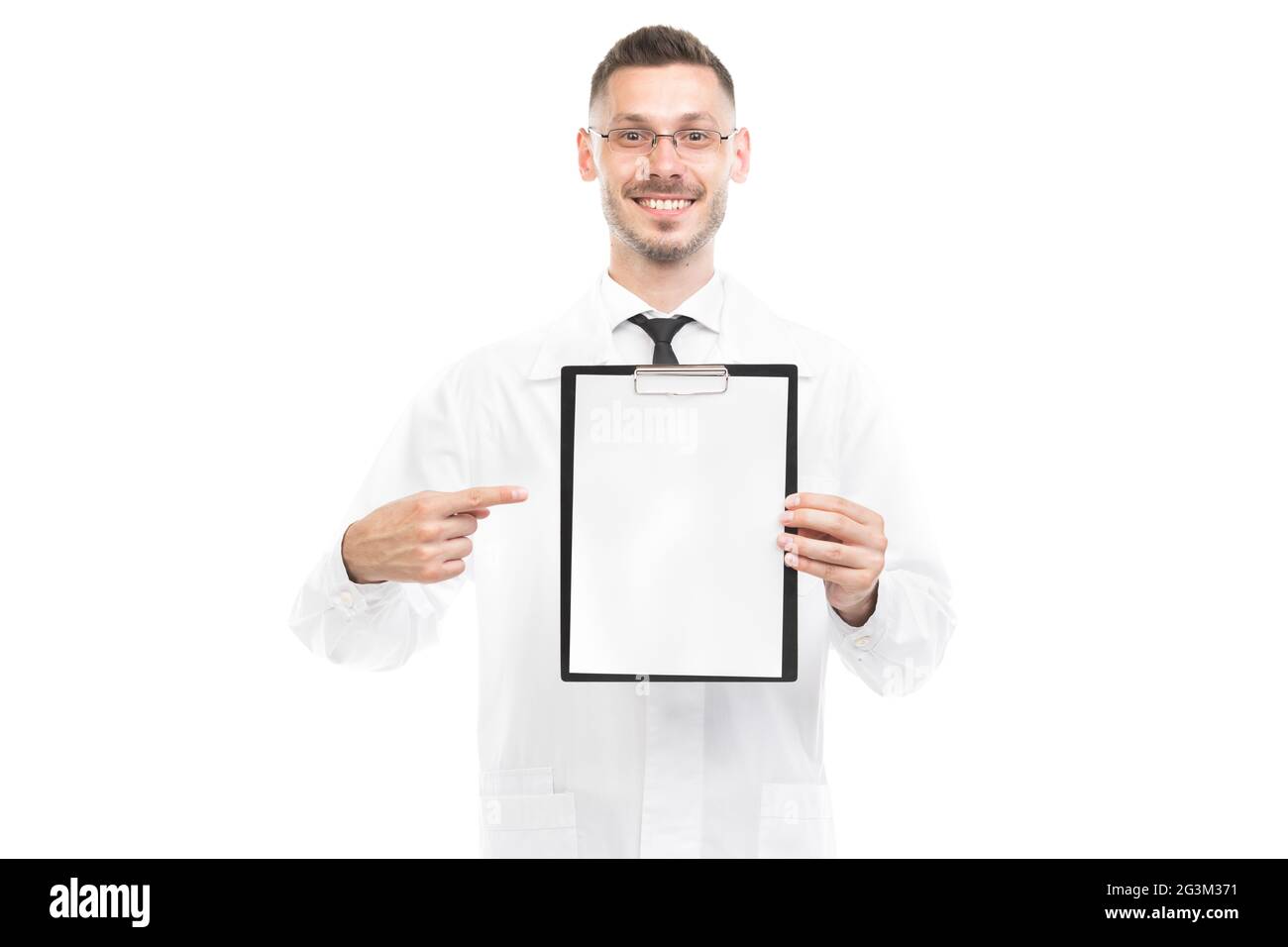 Portrait horizontal moyen d'un jeune adulte élégant médecin caucasien portant un manteau blanc et des lunettes tenant un écritoire montrant du papier vierge Banque D'Images