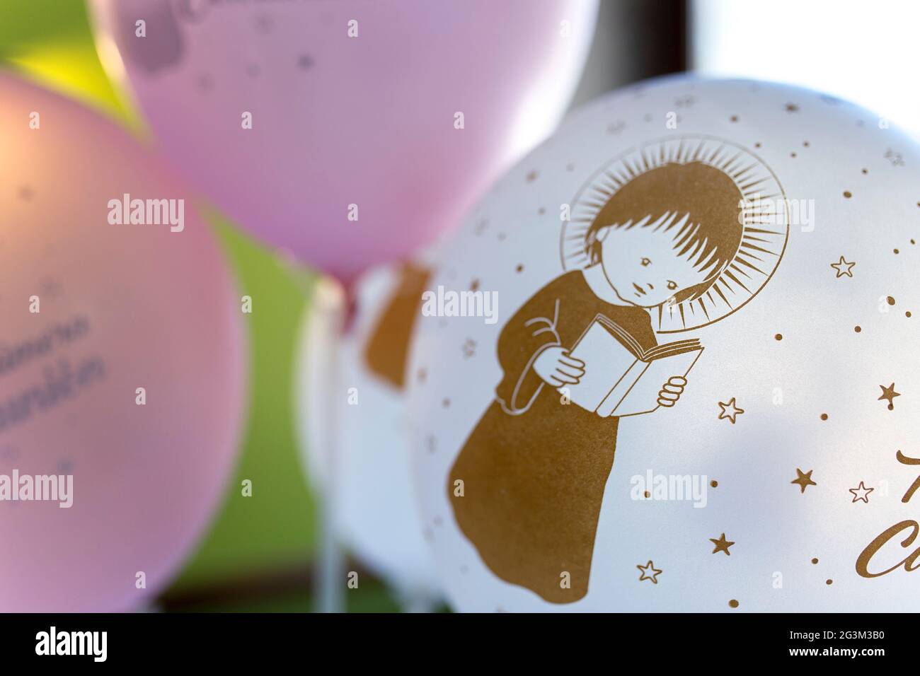 Ballons doux comme première communion pour les tables. Articles de décoration pour la première réunion Banque D'Images