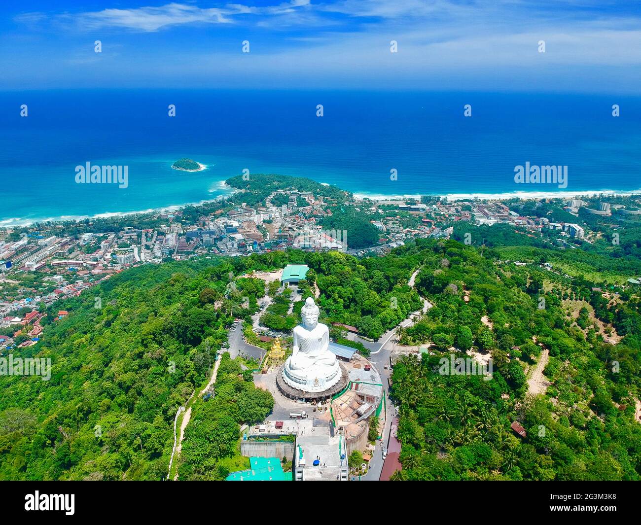 Grand Bouddha à phuket thaïlande à surplombant la plage de Kata et la plage de Karon Banque D'Images