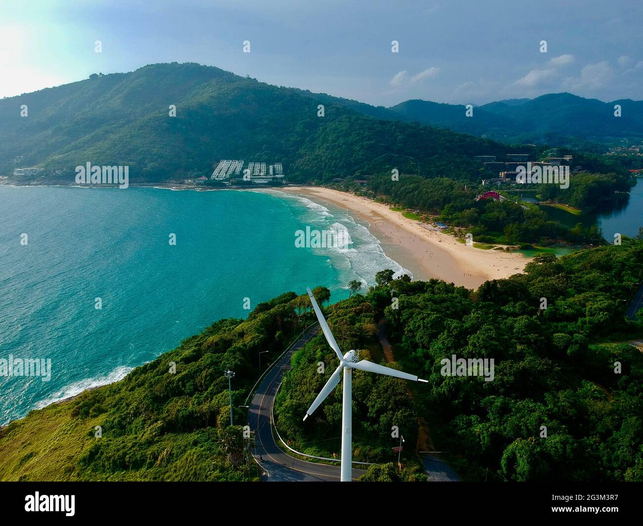 Drone vue aérienne générateur de moulin à vent électrique au large de la plage de Naiharn Phuket Thaïlande Banque D'Images