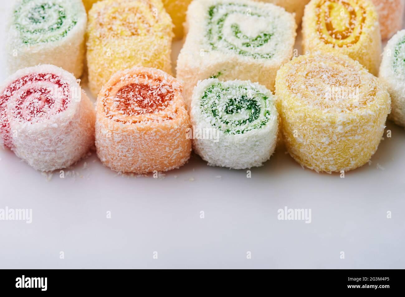 Petits pains doux colorés avec vue rapprochée sur les confitures Banque D'Images