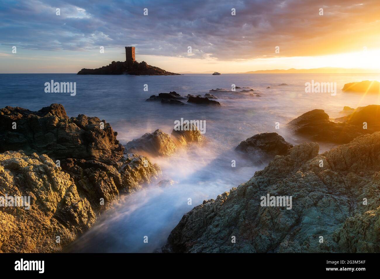 FRANCE. VAR (83) CAP DRAMONT. VUE SUR L'ÎLE DORÉE Banque D'Images