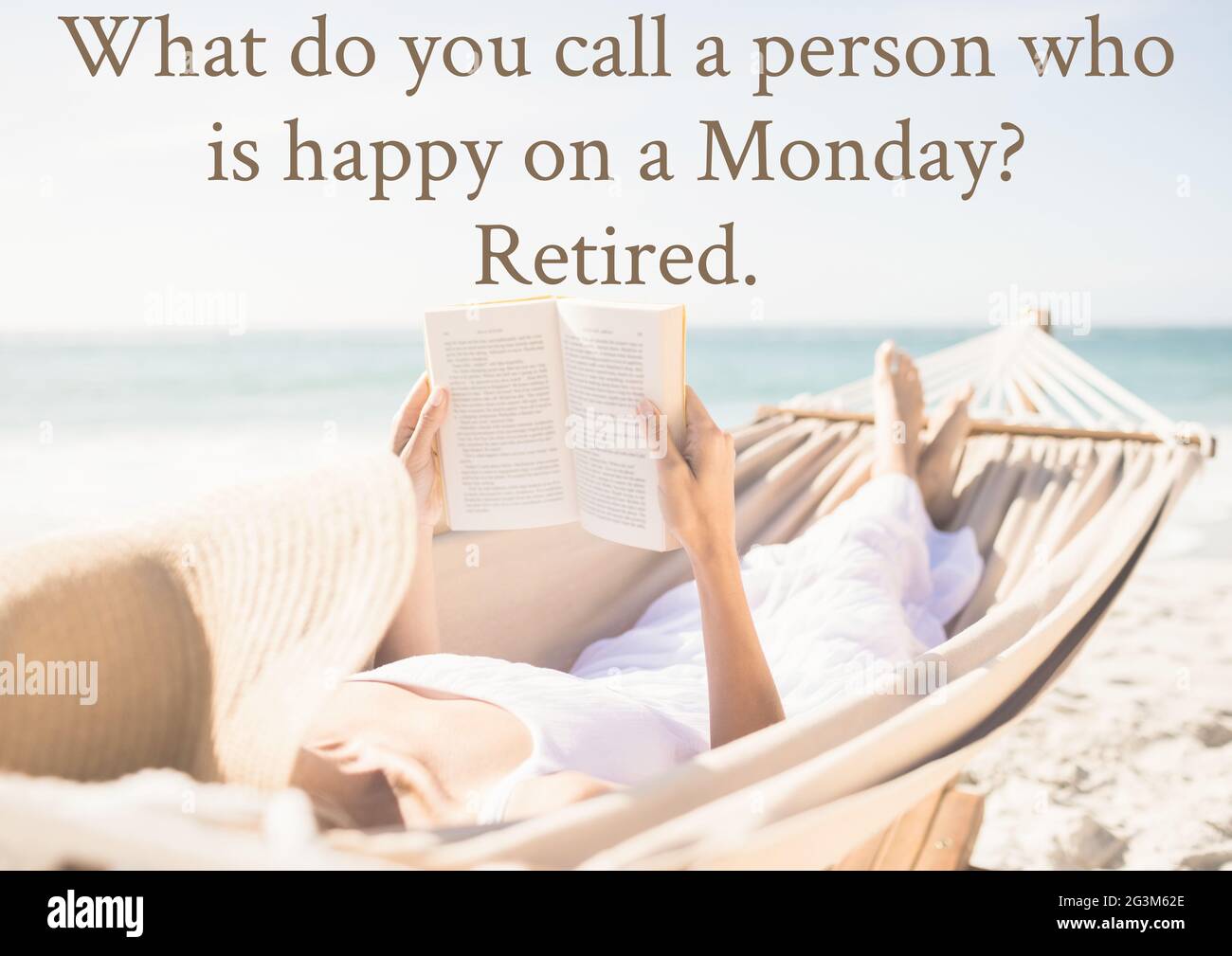 Composition de souhaits de retraite heureux avec la femme lisant le livre dans hamac Banque D'Images