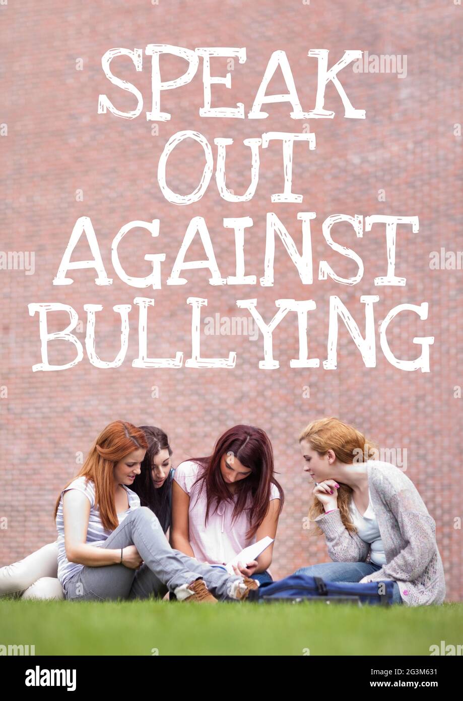 Composition du texte anti-intimidation avec les étudiantes en arrière-plan Banque D'Images