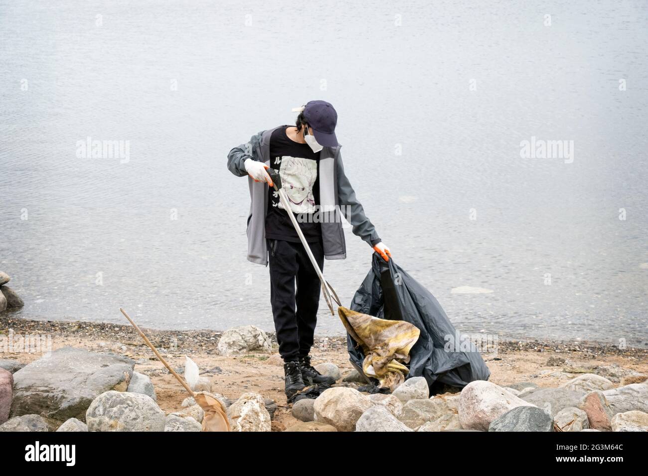 Un volontaire nettoie la plage de Jamaica Bay dans Queens dans le cadre du projet de nettoyage de la plage de Prithvi en 2021. IMN Queens, New York. Banque D'Images