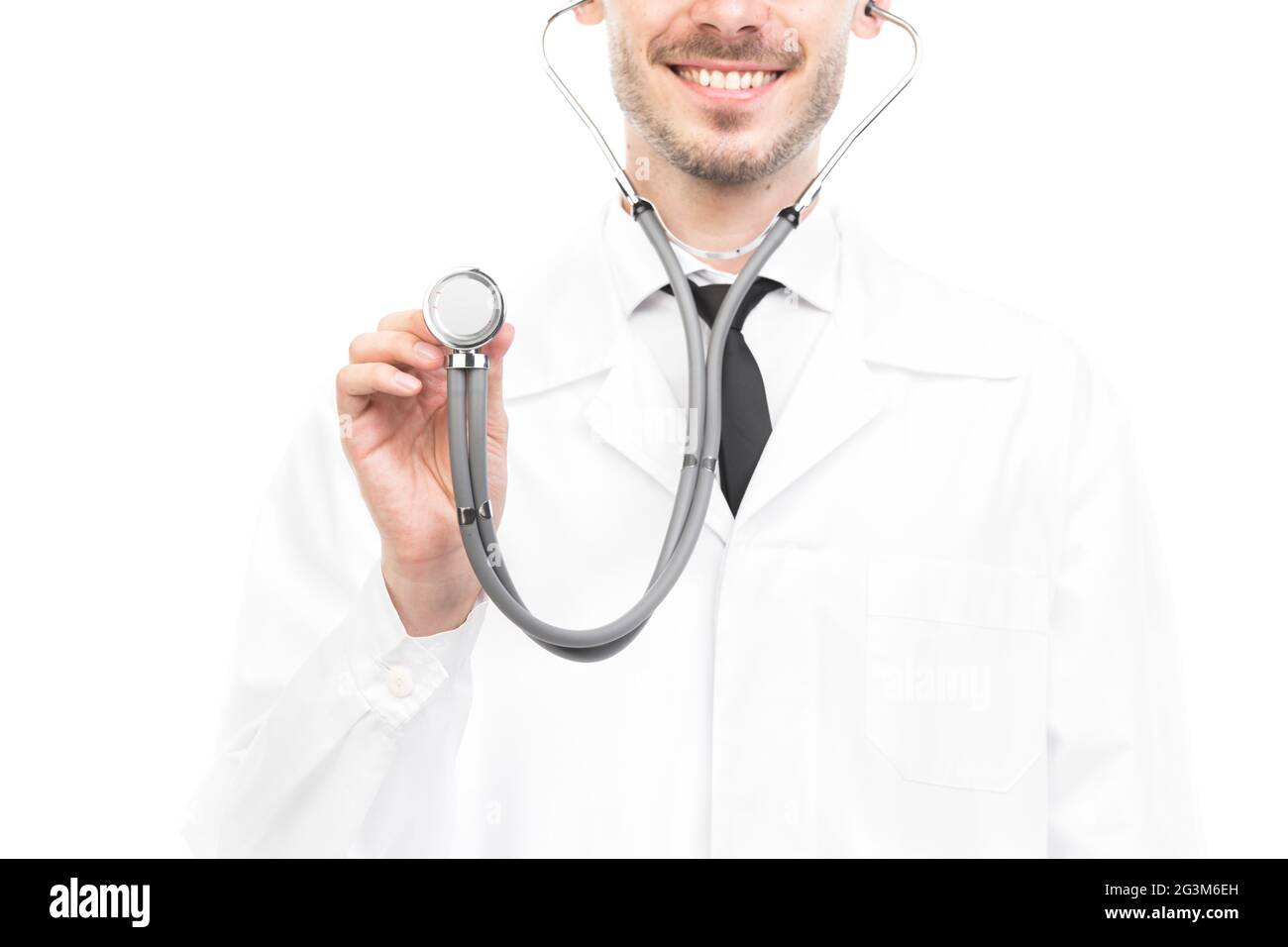 Portrait d'un jeune adulte élégant médecin caucasien portant un manteau blanc et des lunettes utilisant le stéthoscope pour vérifier le rythme cardiaque et la respiration des patients Banque D'Images
