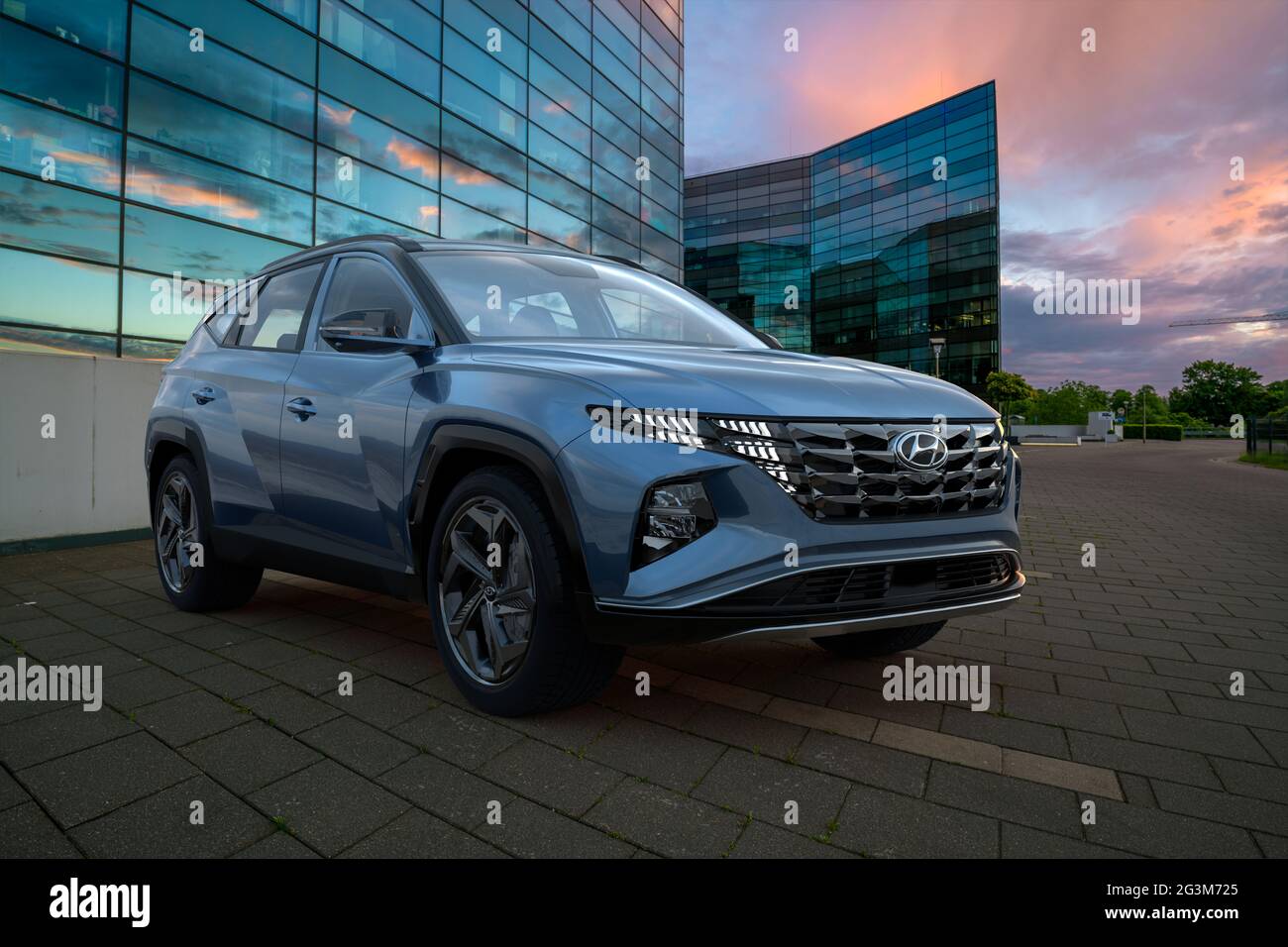 Hyundai Tucson dans le parking en face d'un immeuble de bureaux moderne Banque D'Images