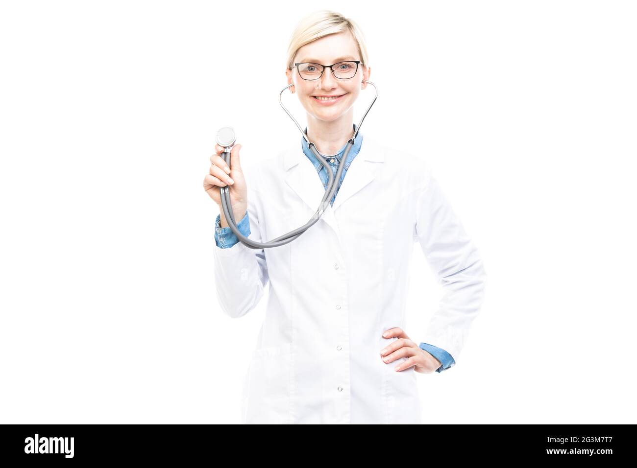 Portrait horizontal moyen d'un beau médecin caucasien portant un manteau blanc et des lunettes posé sur l'appareil photo avec stéthoscope Banque D'Images