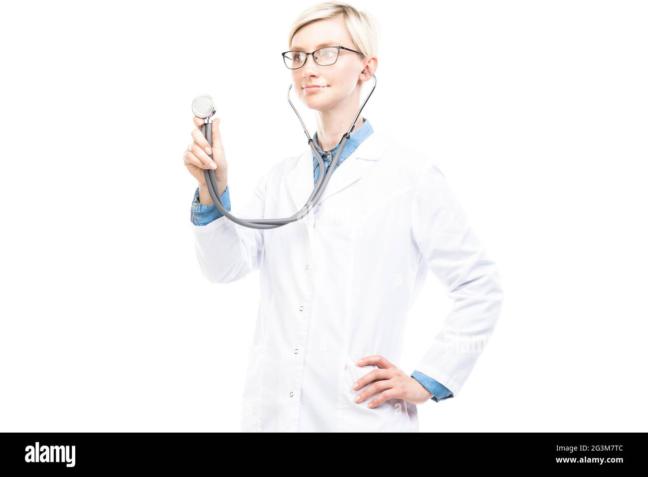 Portrait horizontal moyen d'un beau médecin caucasien portant un manteau blanc et des lunettes posé sur l'appareil photo avec stéthoscope Banque D'Images