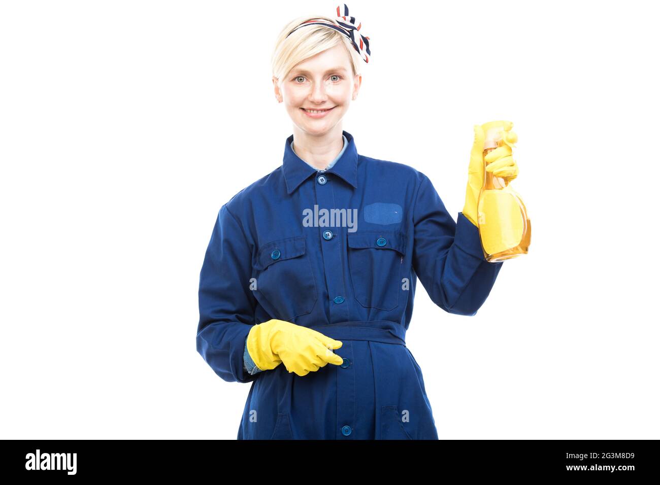 Portrait horizontal moyen de la belle femme caucasienne réussie travaillant dans le service de nettoyage portant uniforme tenant des produits de nettoyage Banque D'Images