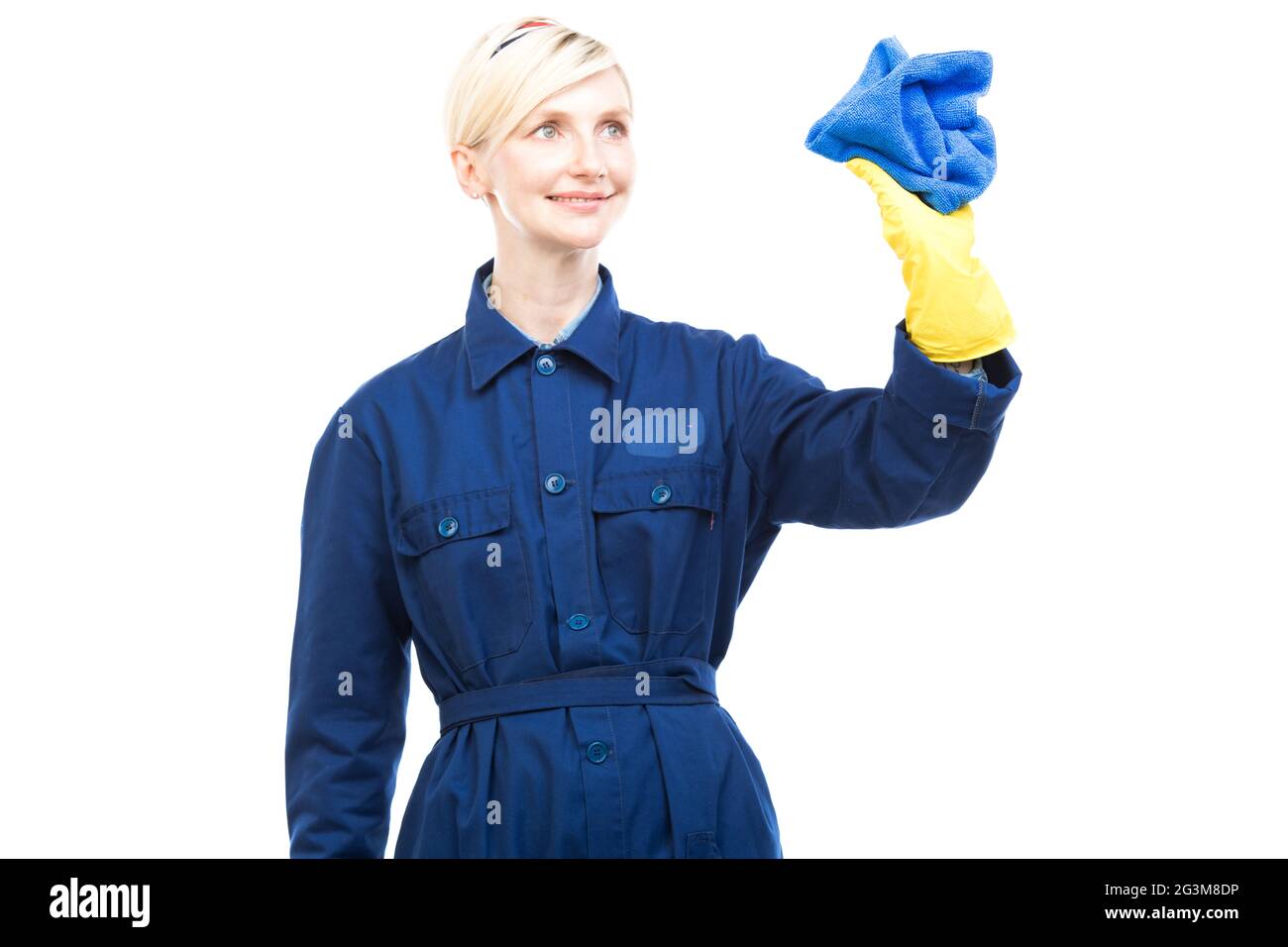 Portrait horizontal moyen de la belle femme caucasienne réussie travaillant dans le service de nettoyage portant uniforme tenant des produits de nettoyage Banque D'Images