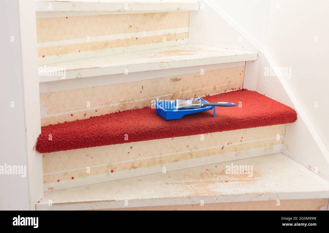 Enlever la moquette, la colle et la peinture d'un escalier d'époque Photo  Stock - Alamy