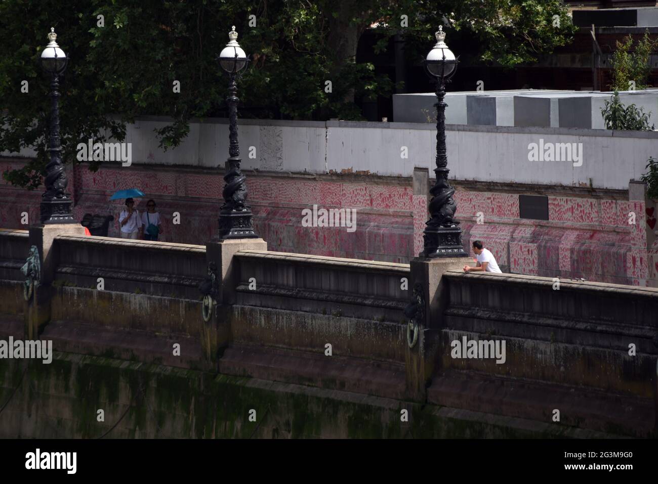 Les coeurs du mur commémoratif national de Covid peuvent être vus dans cette photo prise à partir du pont de Lambeth à Londres Banque D'Images