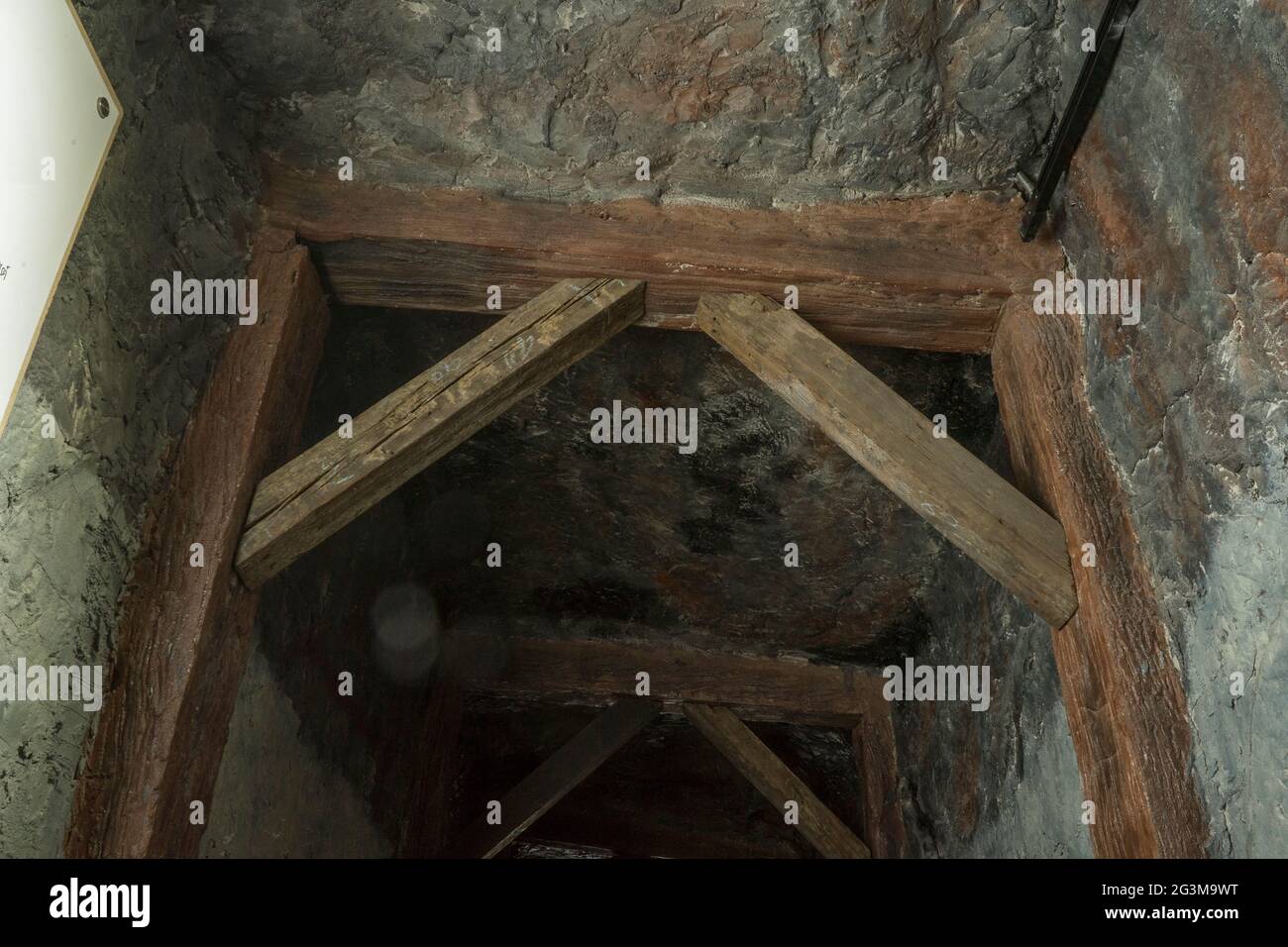 Long tunnel léger à travers la mine de gypse avec des poutres en bois au nord de la Thaïlande. Banque D'Images