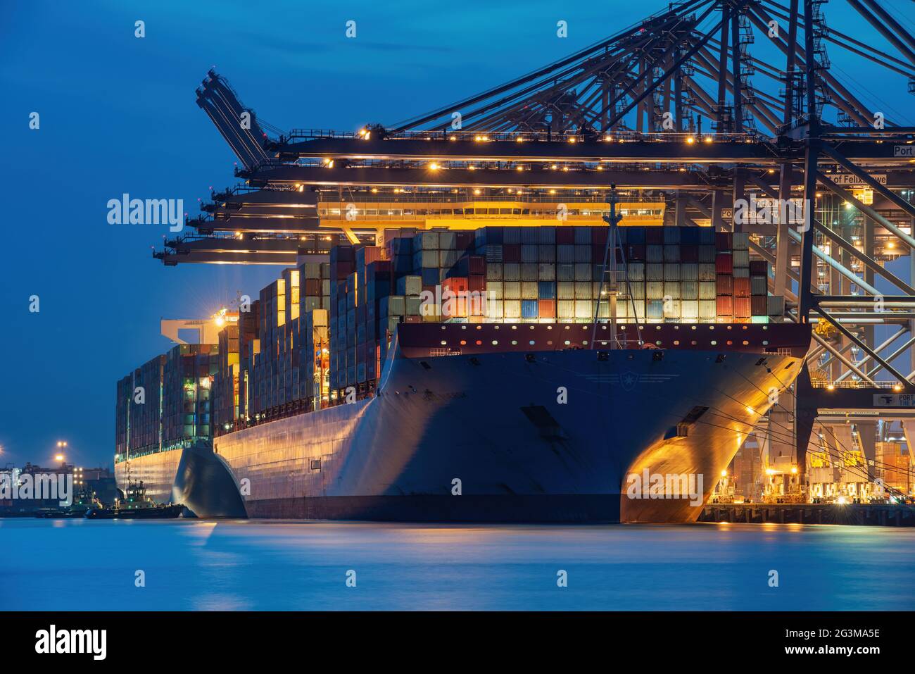 Vue de nuit des navires à conteneurs Ultra large chargés au terminal de Trinity au port de Felixstowe - juin 2017 Banque D'Images