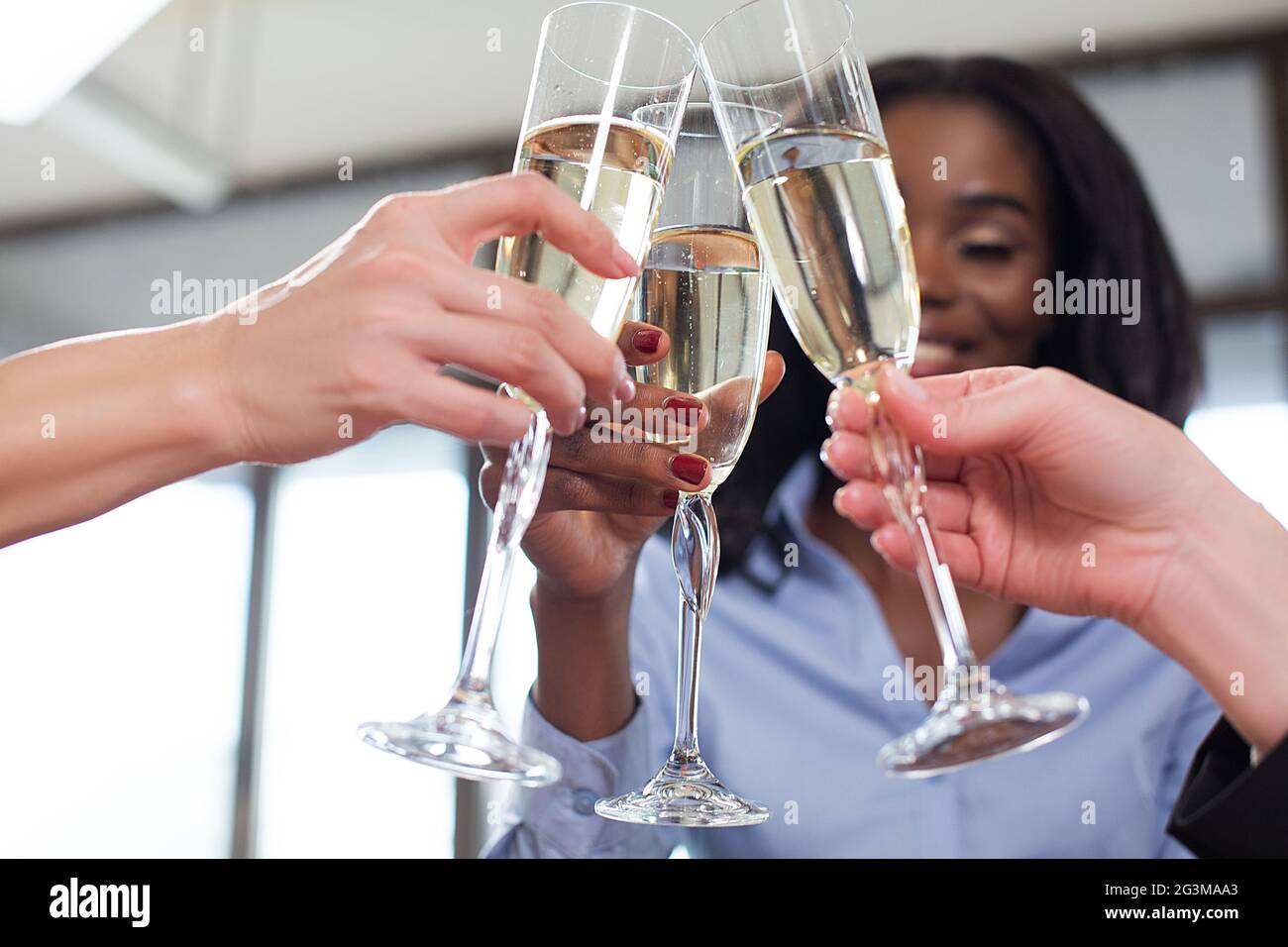 Équipe de femmes d'affaires ayant du champagne au bureau Banque D'Images