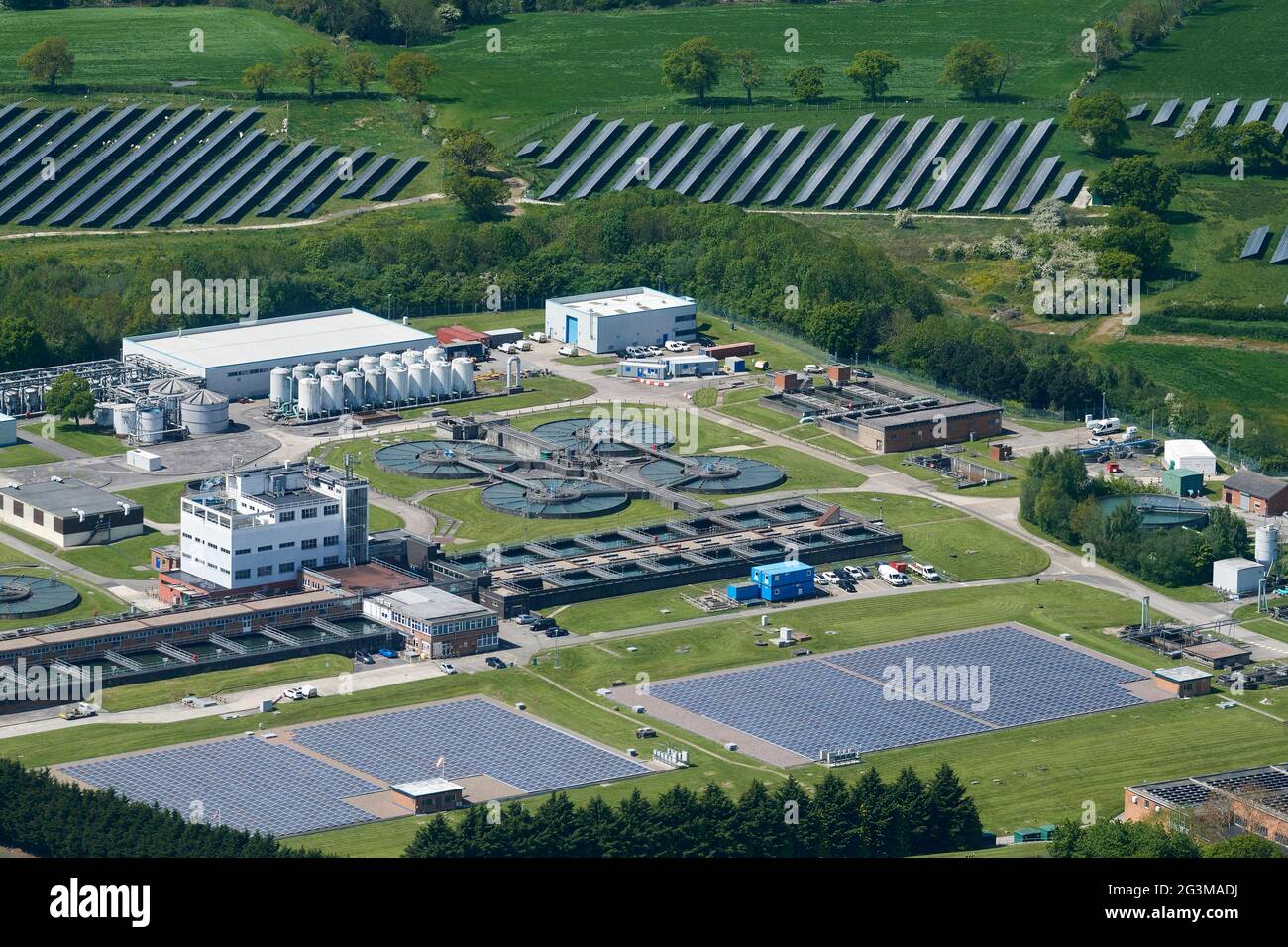 Une photographie aérienne d'un traitement de l'eau travaille avec une ferme solaire adjacente, Chester, nord-ouest de l'Angleterre, Royaume-Uni Banque D'Images