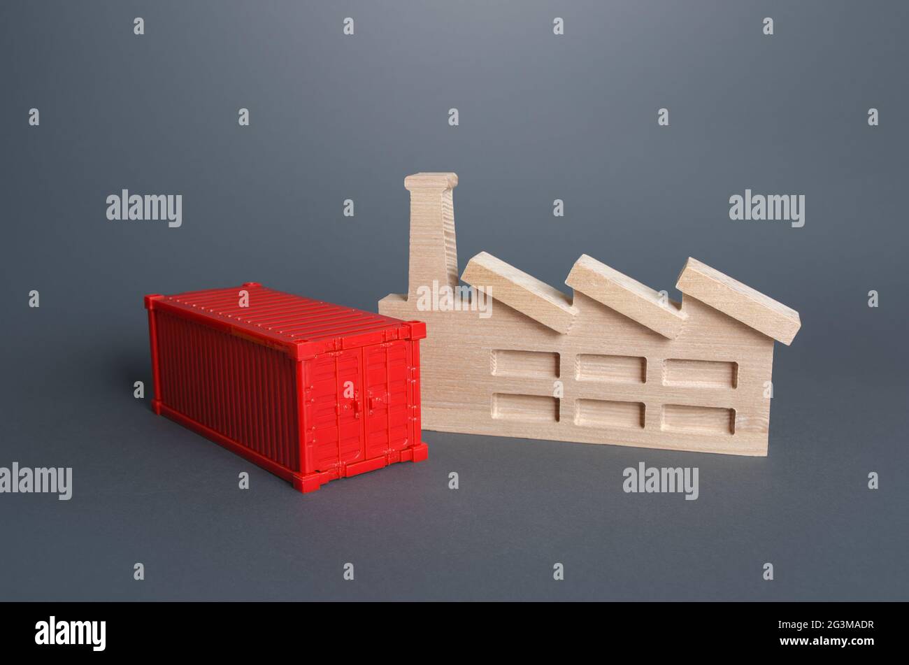 Conteneur rouge et usine. Production de produits. Manque de capacité de transport. Manque de conteneur d'expédition. Rechercher de nouveaux marchés de vente. Impossible Banque D'Images