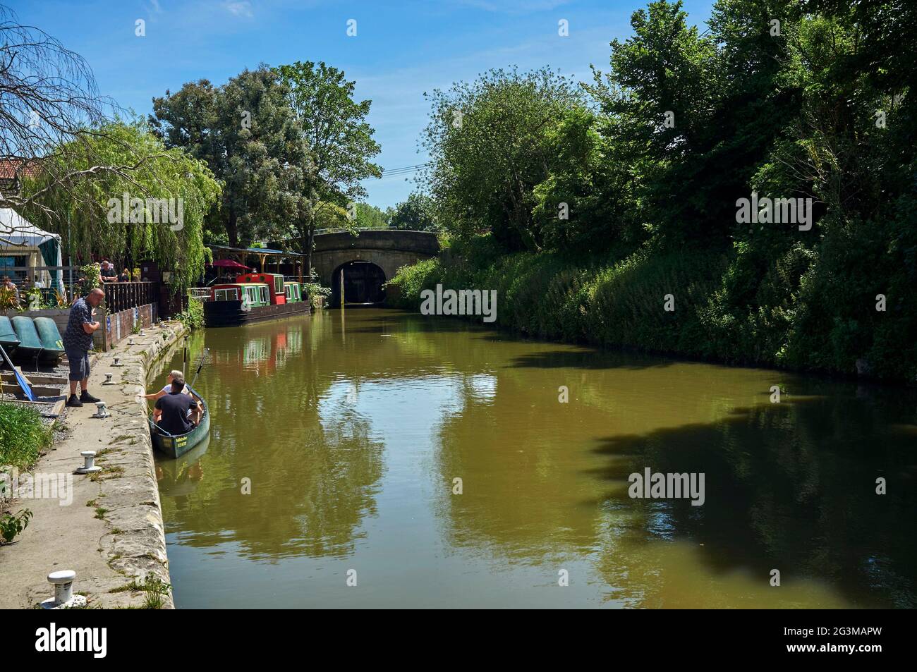 Bateaux amarrés sur le canal Kennet & Avon, à Bradford upon Avon, sud-ouest de l'Angleterre, Royaume-Uni Banque D'Images