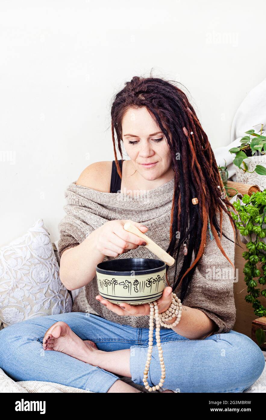 pratique quotidienne de méditation à la maison avec bol de chant Banque D'Images