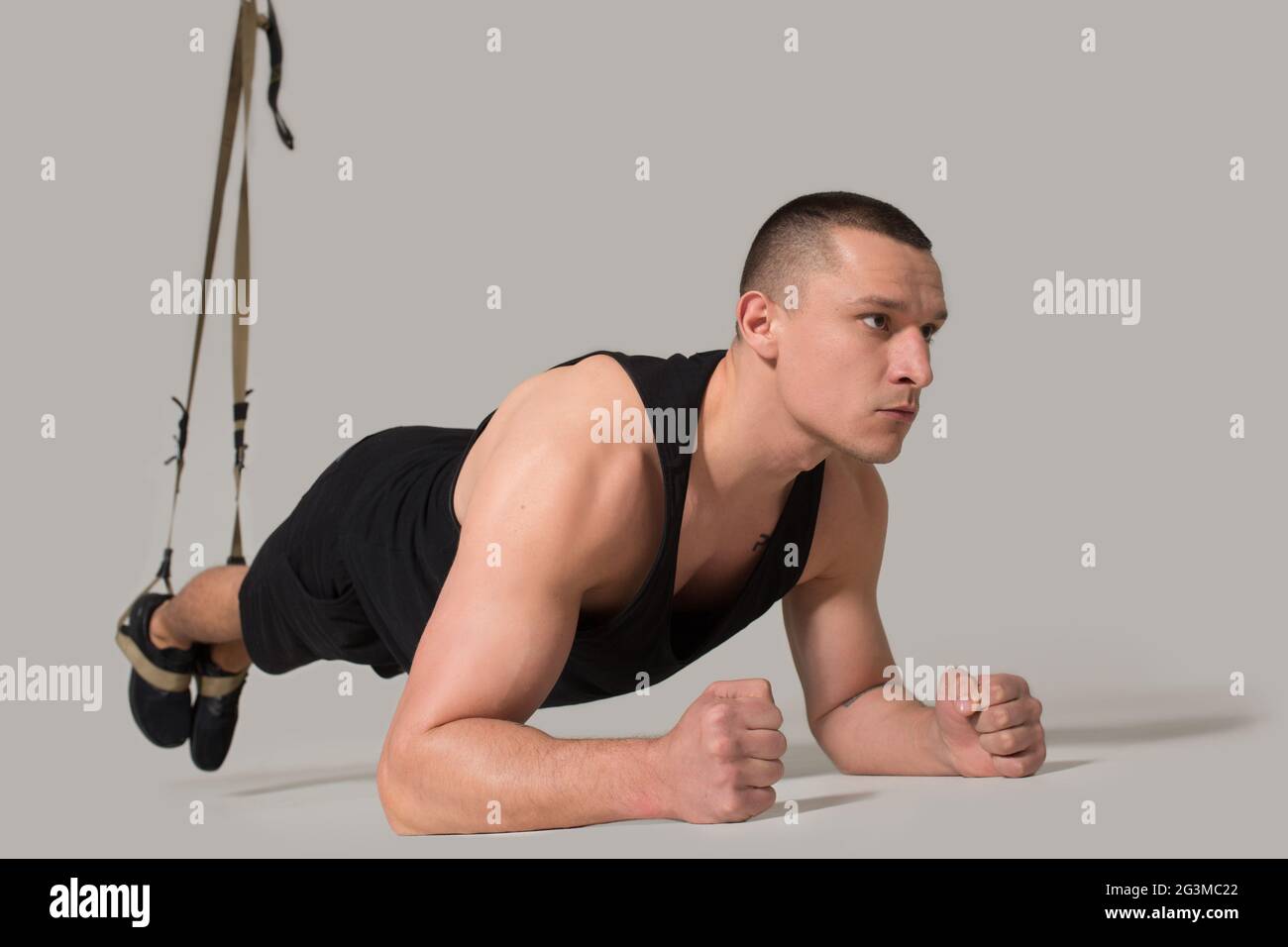 La formation au corps TRX corde élastique at gym Banque D'Images