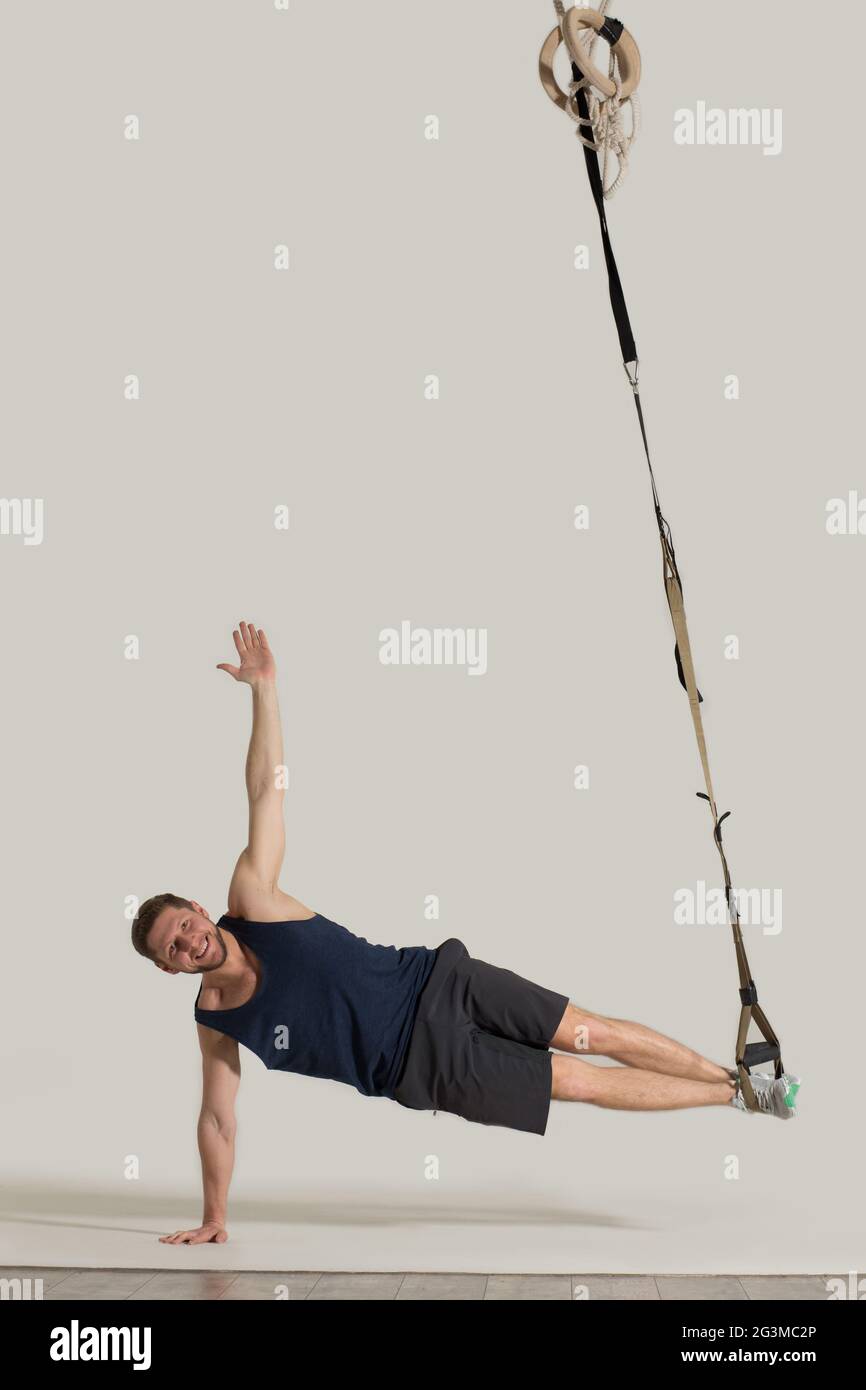 La formation au corps TRX corde élastique at gym Banque D'Images